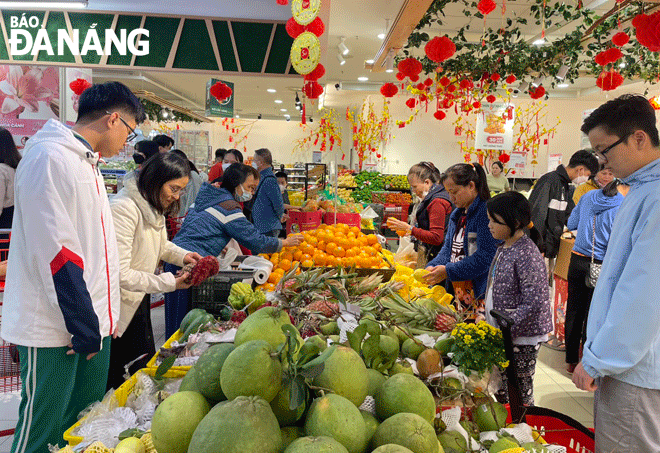 The flourish retail market brings a positive signal for the city's economic development. IN THE PHOTO: Customers are seen at the Lotte Mart. Photo: Q.T