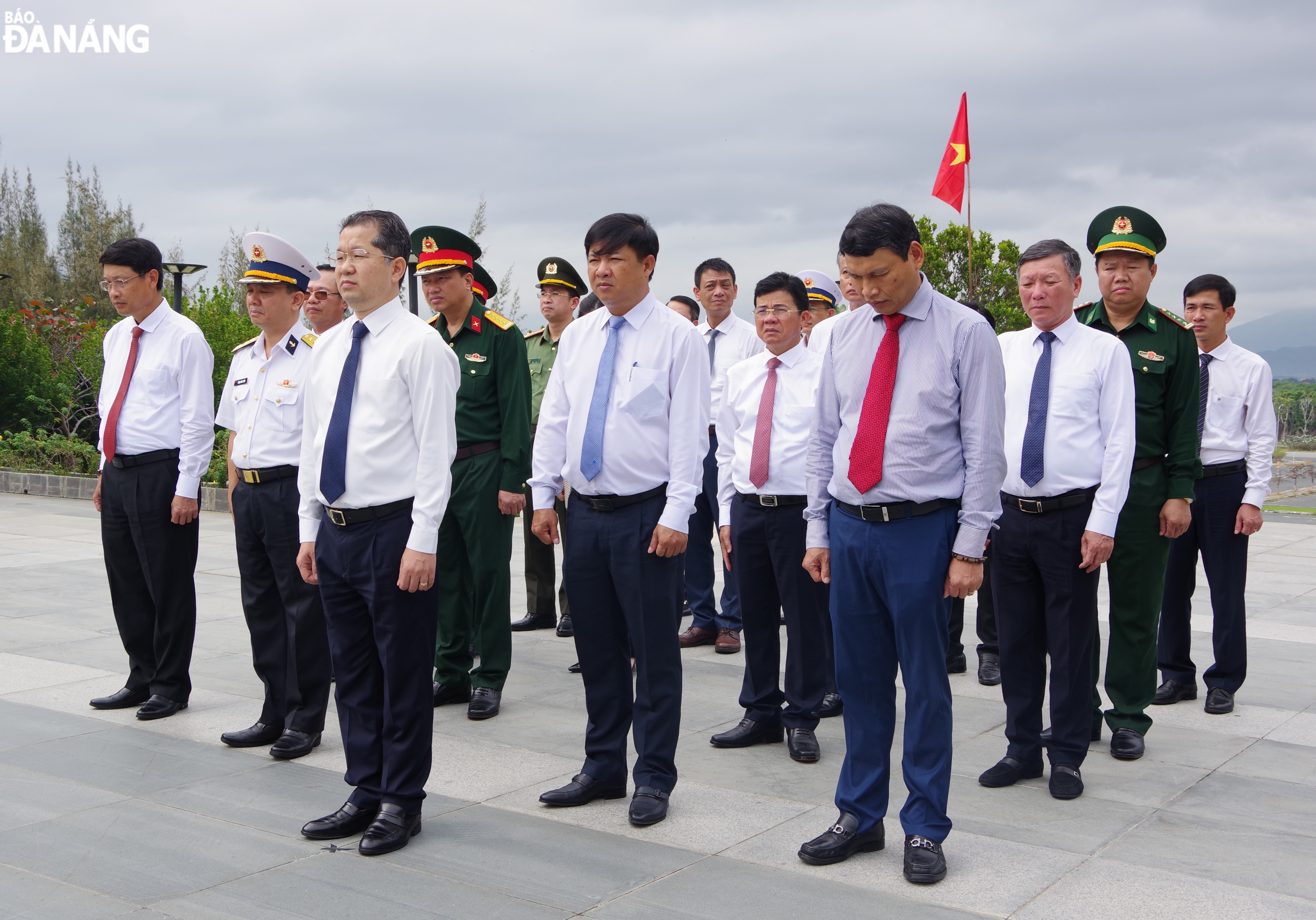 Đoàn công tác thành phố Đà Nẵng do Bí thư Thành ủy Nguyễn Văn Quảng làm trưởng đoàn tưởng niệm các anh hùng liệt sĩ.