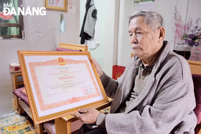 Tháng 10-2022, Thủ tướng Chính phủ Phạm Minh Chính ký tặng bằng khen cho ông Trần Như Tiếp vì thành tích tiêu biểu trong học tập và làm theo tư tưởng, đạo đức, phong cách Hồ Chí Minh. Ảnh: TRỌNG HUY	
