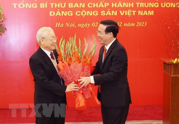 Đồng chí Võ Văn Thưởng, Ủy viên Bộ Chính trị, Thường trực Ban Bí thư chúc mừng Tổng Bí thư Nguyễn Phú Trọng. (Ảnh: Trí Dũng/TTXVN)