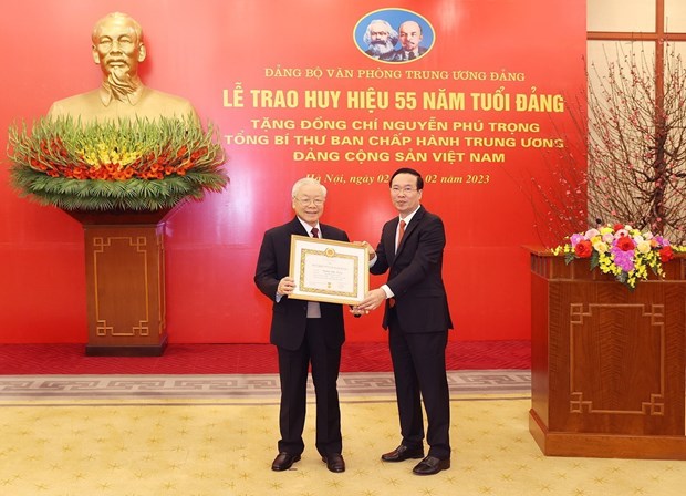 Ông Võ Văn Thưởng, Ủy viên Bộ Chính trị, Thường trực Ban Bí thư trao Huy hiệu 55 năm tuổi Đảng tặng Tổng Bí thư Nguyễn Phú Trọng. (Ảnh: Trí Dũng/TTXVN)