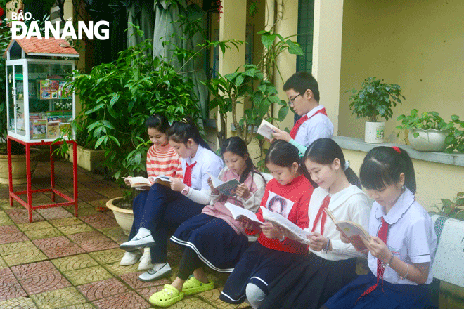 Các học sinh Trường Tiểu học Huỳnh Ngọc Huệ (quận Thanh Khê) cùng nhau đọc sách trong giờ ra chơi. Ảnh: T.P