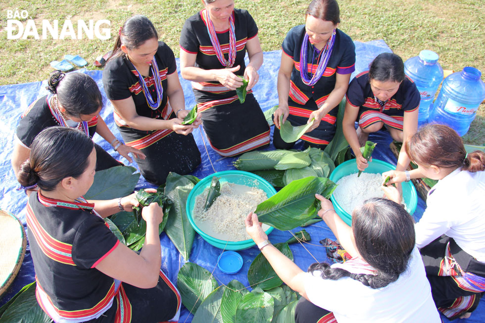 Phụ nữ người Bh’noong ở Phước Sơn cùng vào hội làm bánh koát.