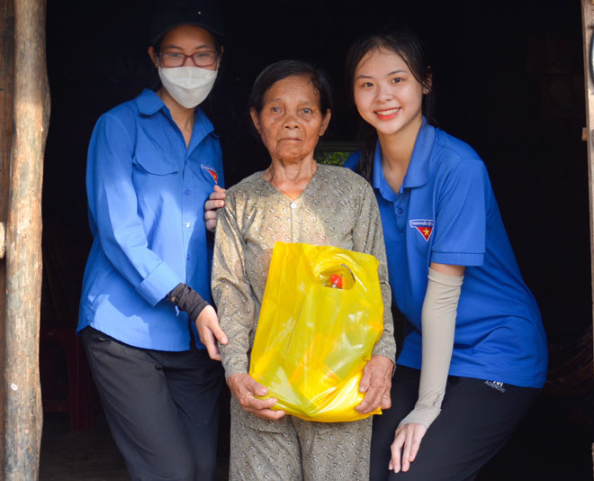 Nguyễn Ngân Hà (bên phải) tham gia chương trình tình nguyện, tặng quà hỗ trợ cho gia đình có hoàn cảnh khó khăn. (Ảnh do nhân vật cung cấp)
