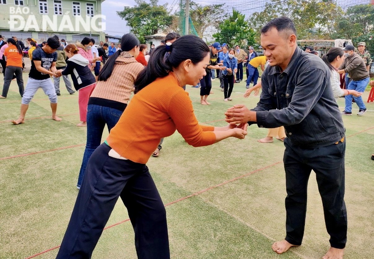 Các hoạt động, trò chơi diễn ra tại xã Hòa Bắc thu hút đông đảo nhân dân tham gia tạo không khí phấn khởi trong dịp “Mừng Đảng, mừng Xuân”. Ảnh: X.HẬU