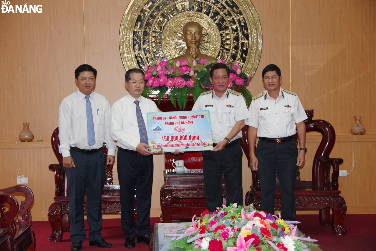 Representatives from the Da Nang delegation presented the symbol of cultural institutions serving the spiritual life of officers and soldiers of the Navy Region 4.