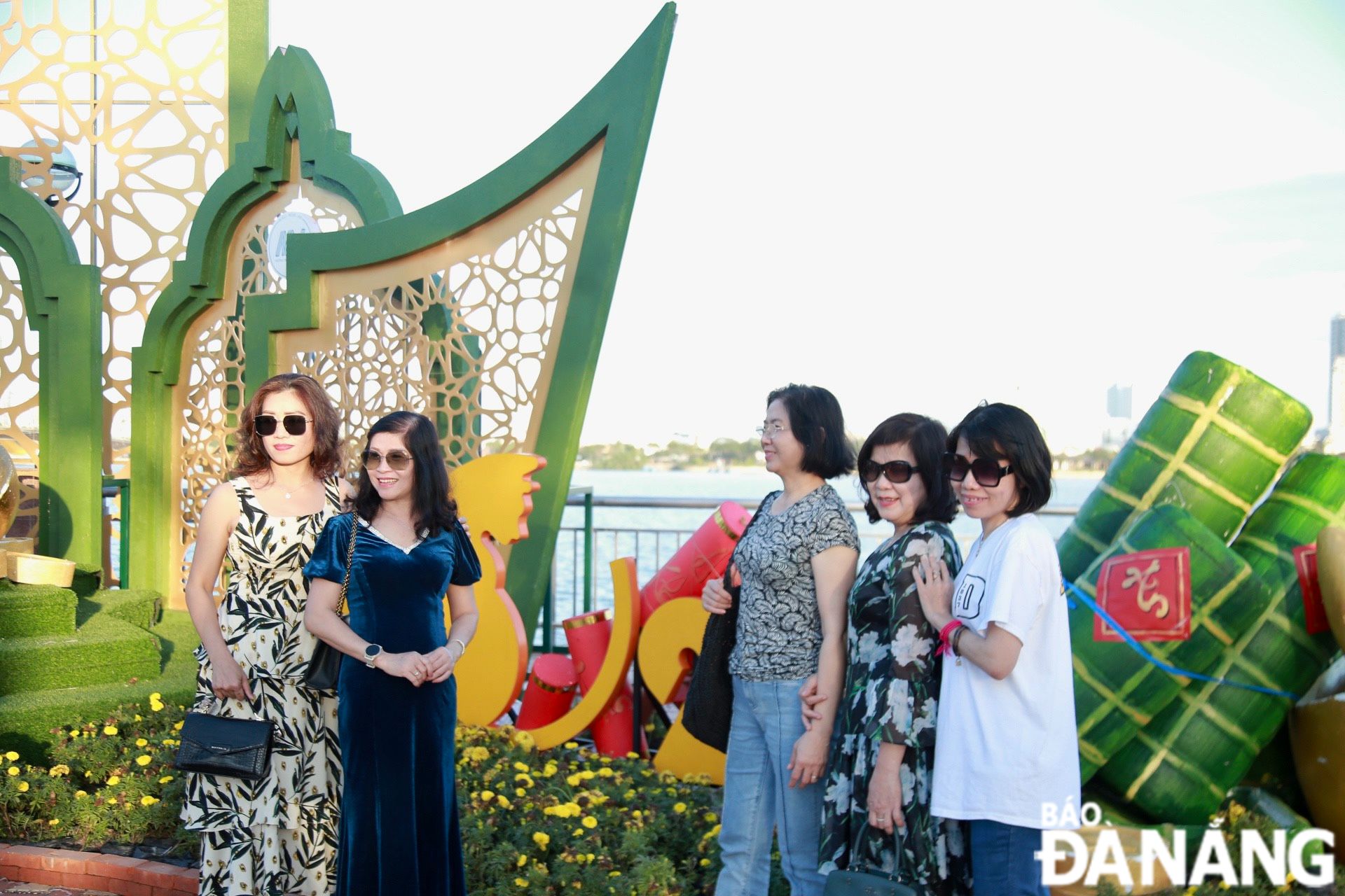 Những du khách ngoại tỉnh cũng cảm nhận được không khí Tết Nguyên đán của thành phố Đà Nẵng thông qua vườn hoa xuân.