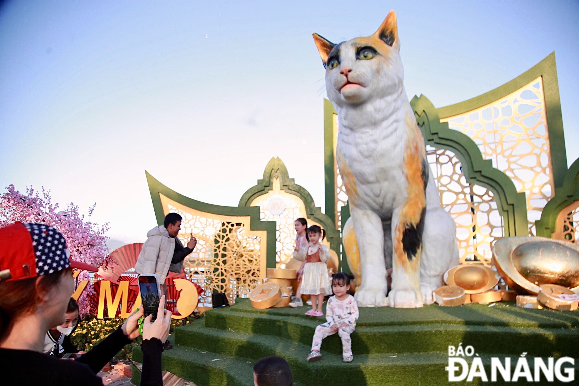 The mascot cat is a place chosen by many locals and tourists to take pictures.