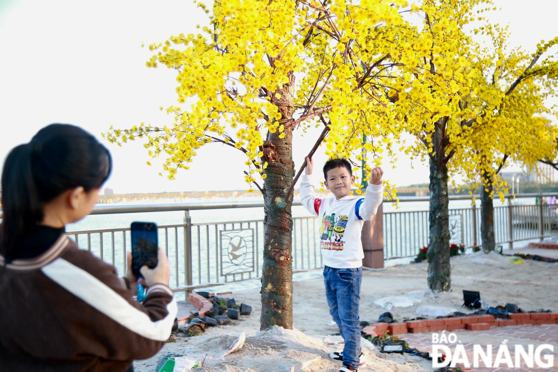 In addition to the mascot, people often choose apricot and peach branches to pose for photos