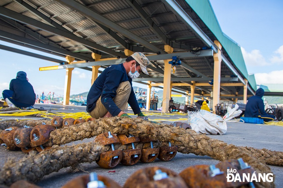 Tens of meters of lead ropes are being replaced by fishermen.