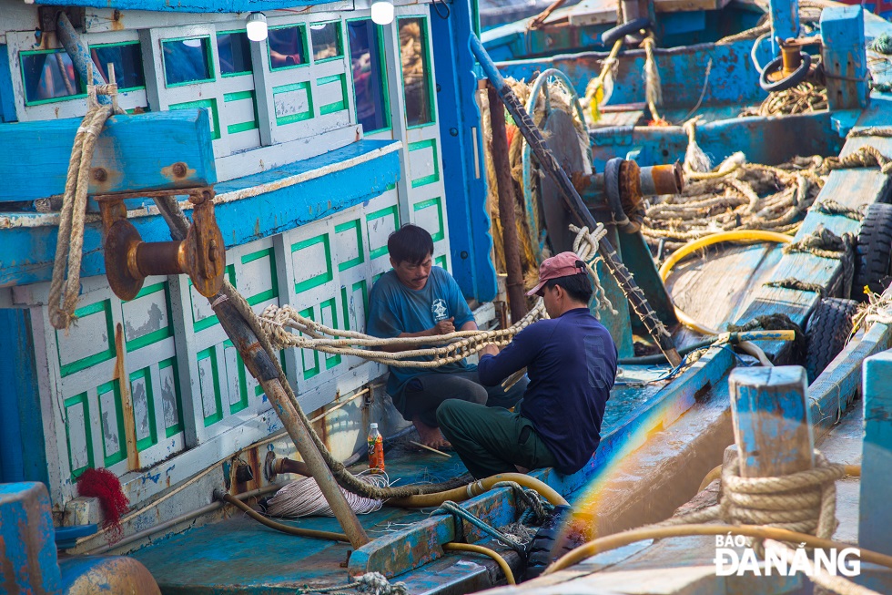 In the first days of the year, an average of 50 - 60 ships do procedures to leave the Tho Quang Fishing Wharf.