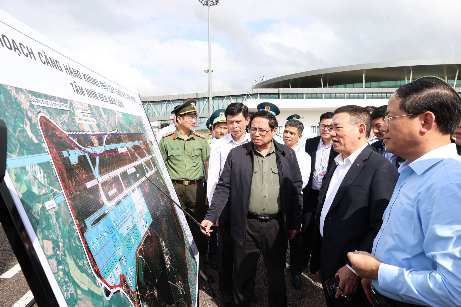 Thủ tướng Phạm Minh Chính kiểm tra Dự án nâng cấp, mở rộng Cảng hàng không Phù Cát (Bình Định). Ảnh: Dương Giang/TTXVN.