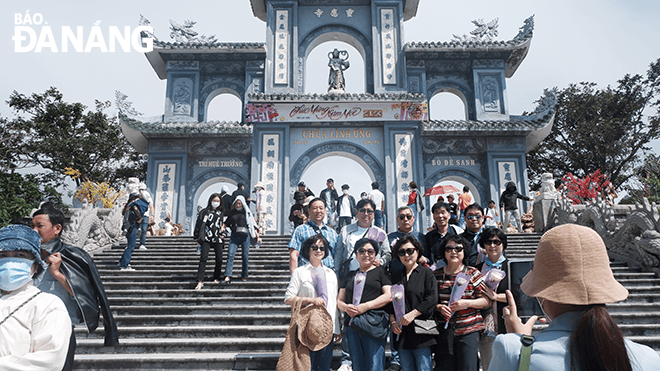 South Korean tourists posing for photos at the Linh Ung Pagoda in Son Tra District before worshipping and offering flowers on the occasion of Tet Nguyen Tieu