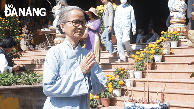 Mrs. Nguyen Thi Oi came to a local pagoda from early morning to pray for peace