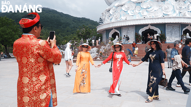 Many Vietnamese people and tourists were seen wearing 'ao dai' to go to pagodas on the occasion of Tet Nguyen Tieu.