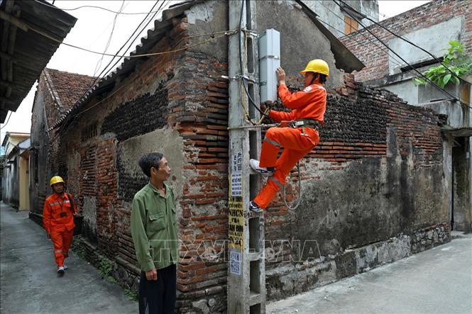 Công nhân Tổng Công ty Điện lực TP Hà Nội vận hành cung cấp điện cho các phụ tải trên địa bàn. Ảnh minh họa: Ngọc Hà/TTXVN