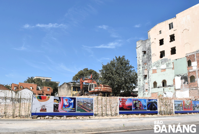 Starting from February 1 (the 11th day of the first lunar month), the Basic Construction Management Board of Hai Chau District dismantles a number of houses and works surrounding the Chi Lang Stadium that had been handed over by the owners to the Management Board. 