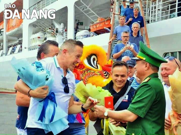 Lieutenant Colonel Doan Van Tinh, Commander of the Border Guard at Da Nang Port (right) welcomes tourists when the cruise ship Sliver Spirit docked at Tien Sa Port. Photo: B.V