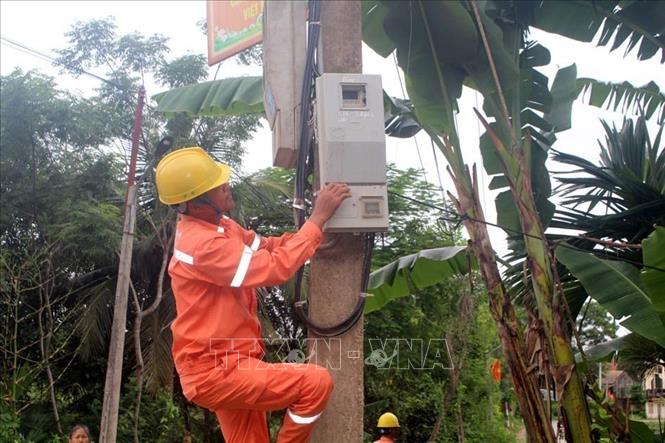 Cán bộ điện lực huyện Triệu Sơn (Thanh Hóa) kiểm tra công tơ điện. Ảnh minh họa: Nguyễn Nam/TTXVN