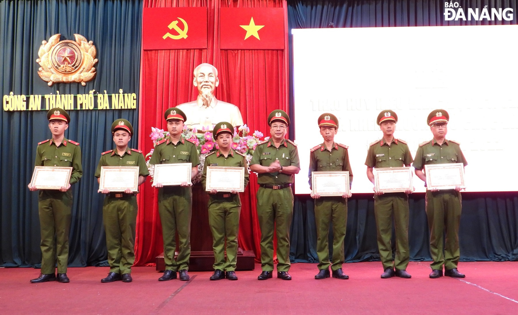 Authorised by the Minister of Public Security, Colonel Tran Phong, Deputy Director of the Da Nang Department of Police (4th, right) presented Certificates of Merit to outstanding collectives and individuals. Photo: L.H