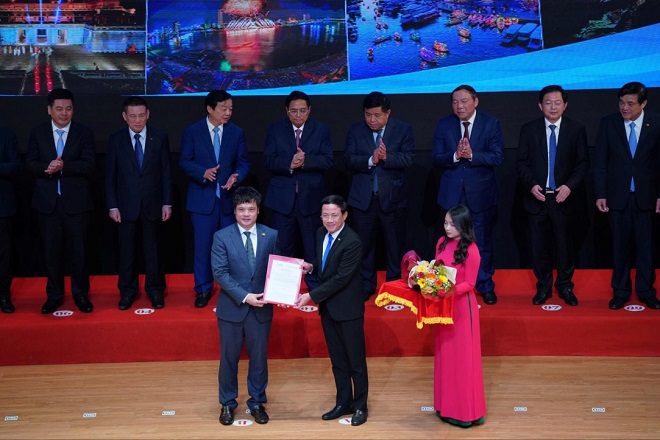 Ông Nguyễn Văn Khoa - Tổng Giám đốc Tập đoàn FPT (ngoài cùng bên trái) nhận giấy phép từ  Chủ tịch UBND tỉnh Bình Định Phạm Anh Tuấn. (Ảnh FPT Software)