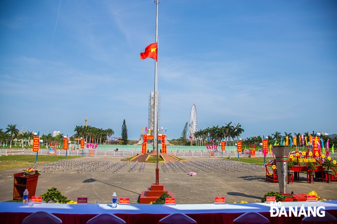 Quảng trường 29-3 (quận Hải Châu) đã và đang được trang hoàng rực rỡ để chuẩn bị cho ngày lễ giao, nhận quân diễn ra vào 8-2.