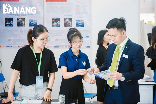 Nguyen Tinh (centre) shares information on waste recycling for Evergreen Labs customers at a workshop. Photo: T.Y