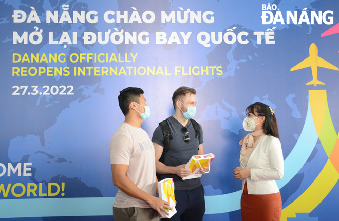 The Da Nang Tourism Promotion Center regularly organizes events to celebrate new flight connections with Da Nang and welcome international visitors. IN PHOTO: Ms Nguyen Thi Hoai An (first, right) at a celebration event for resumption of scheduled international flights in March 2022. Photo: THU HA