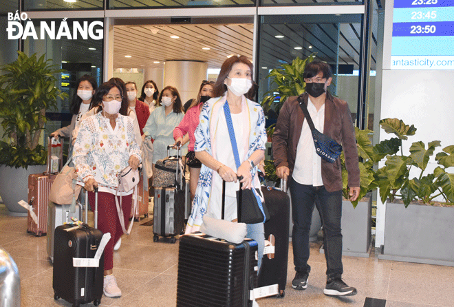 Với nhiều nỗ lực, khách du lịch quốc tế đang trở lại với Đà Nẵng.  Trong ảnh: Du khách Đài Loan (Trung Quốc) đến thành phố qua Cảng hàng không quốc tế Đà Nẵng. Ảnh: THU HÀ	
