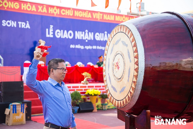 A leader of the Son Tra District People's Committee inspected the preparation for the send-off ceremony for military service