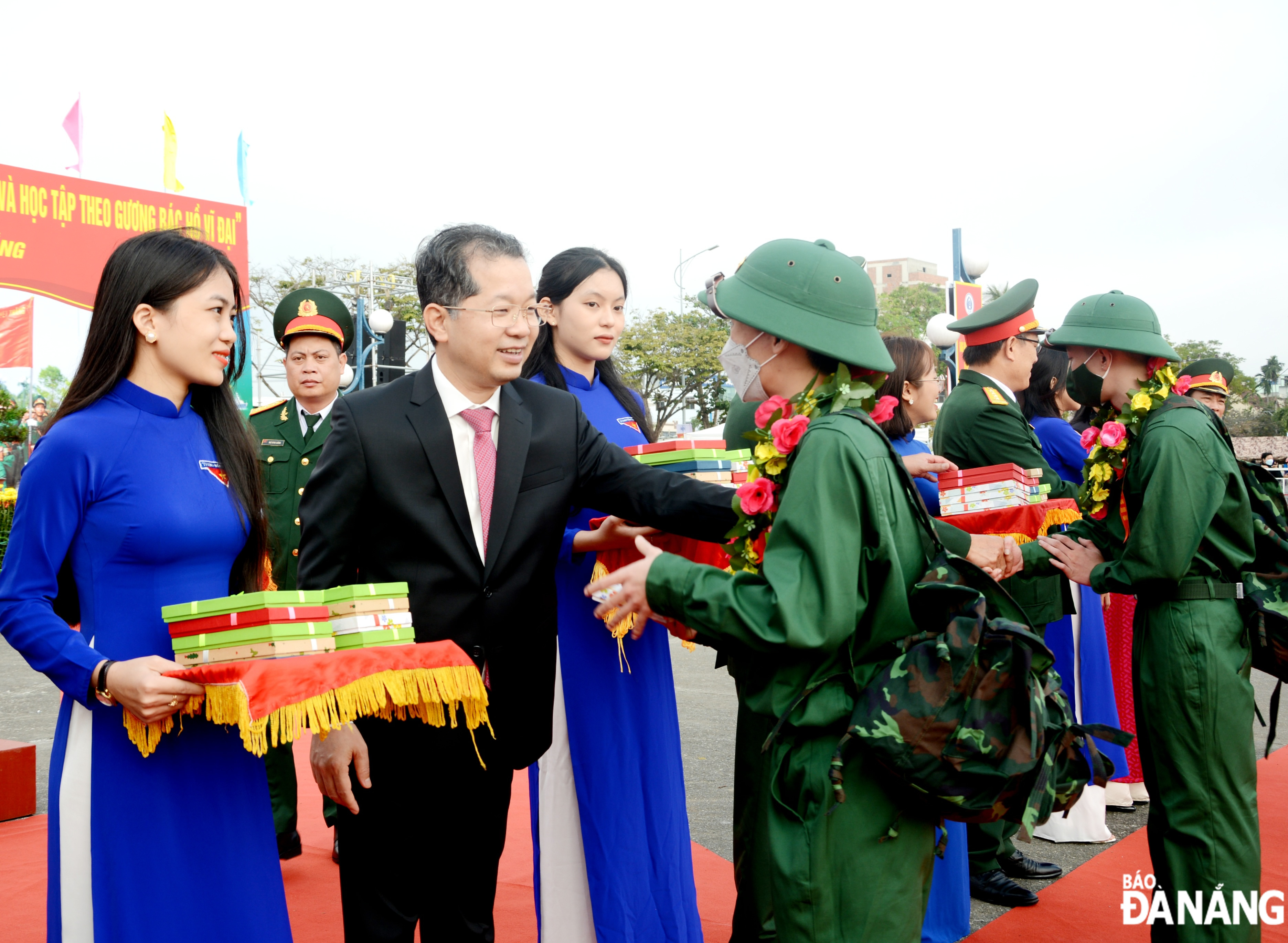 Bí thư Thành ủy Nguyễn Văn Quảng tặng hoa chúc mừng các tân binh nhập ngũ tại điểm giao quân quận Hải Châu. Ảnh: LÊ HÙNG