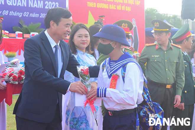 Phó Bí thư Thành ủy, Chủ tịch UBND thành phố Lê Trung Chinh tặng hoa chúc mừng các tân binh quận Ngũ Hành Sơn. Ảnh: PHI NONG