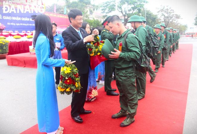 Chủ tịch Ủy ban MTTQ Việt Nam thành phố Ngô Xuân Thắng (thứ 2, từ trái sang, tiễn các tân binh huyện Hòa Vang lên đường nhập ngũ. Ảnh: N.Q