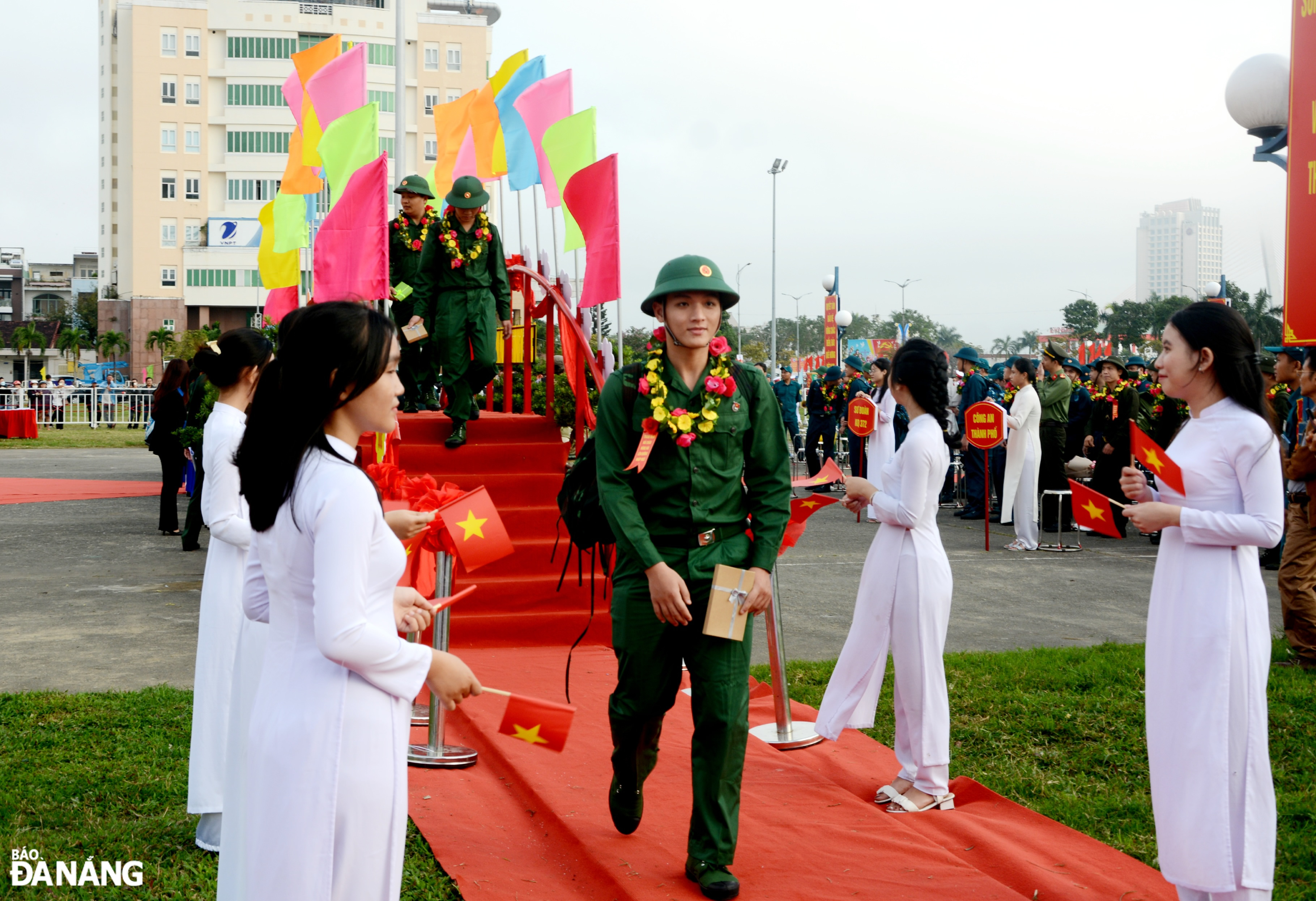 Thanh niên quận Hải Châu hăng hái lên đường nhập ngũ. Ảnh: LÊ HÙNG