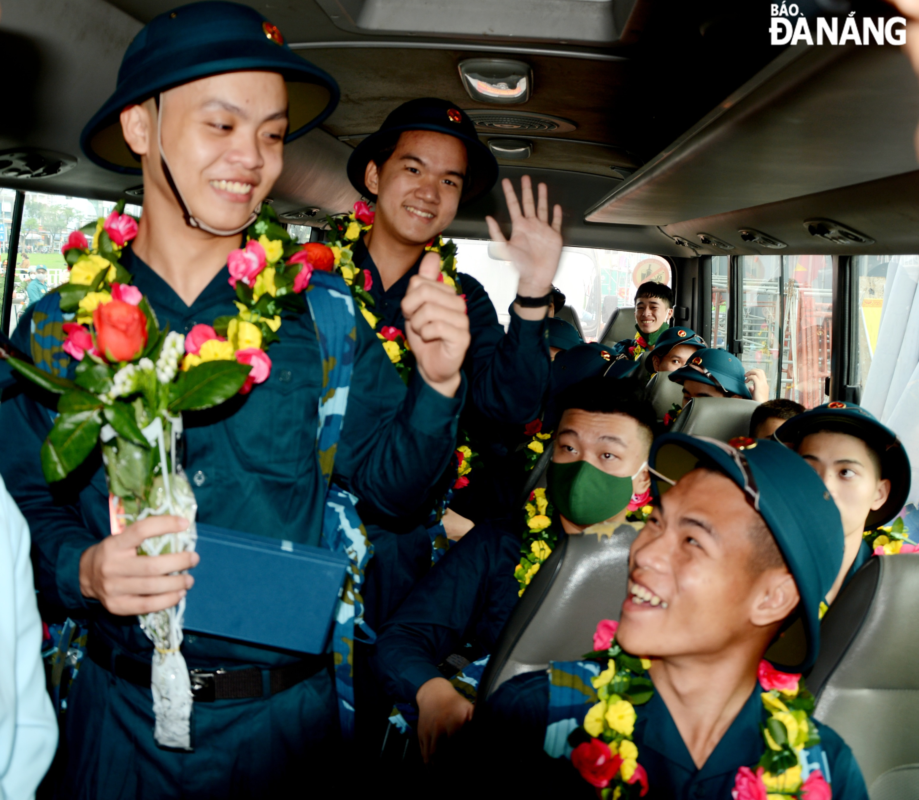 Các tân binh quận Hải Châu nô nức lên đường nhập ngũ. Ảnh: LÊ HÙNG