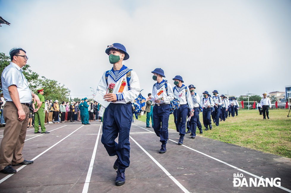 Young people depart for military service in Da Nang