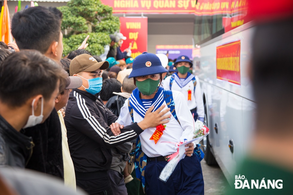 Young men in Da Nang said goodbye to their family members and friends to join the compulsory military and public security services