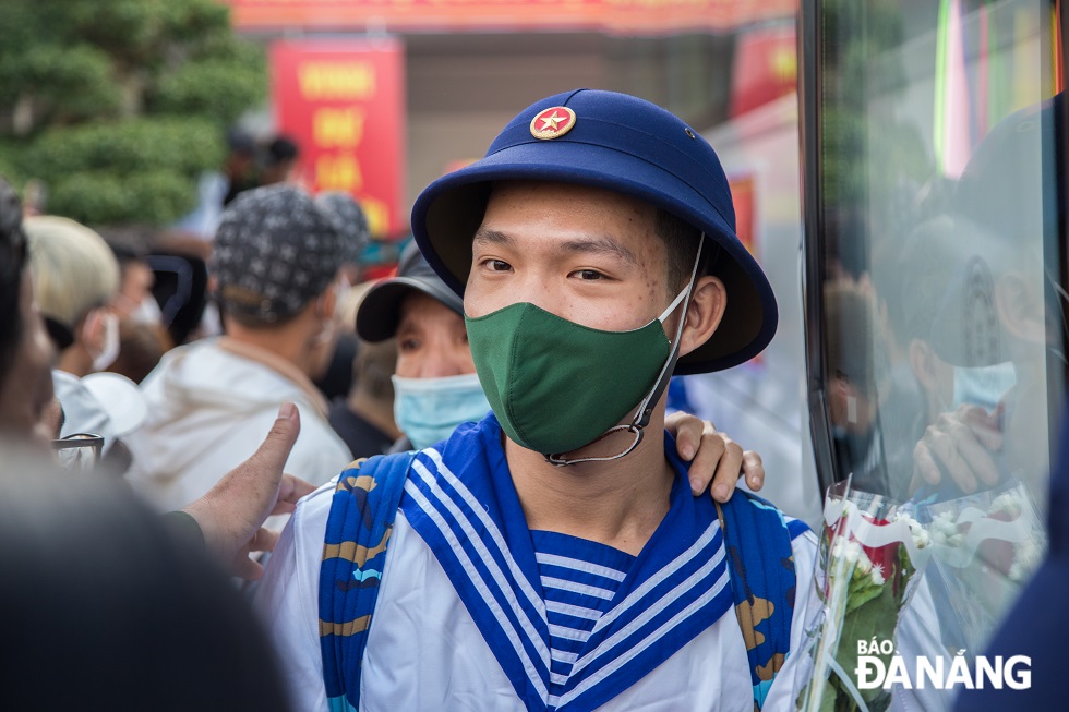 A moment of the young soldier looked at his mother before getting on coach. Photo: CHANH LAM MY