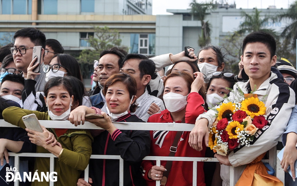 Many parents gathered at see-off ceremonies held for new recruits beginning their military service. Photo: QUOC CUONG