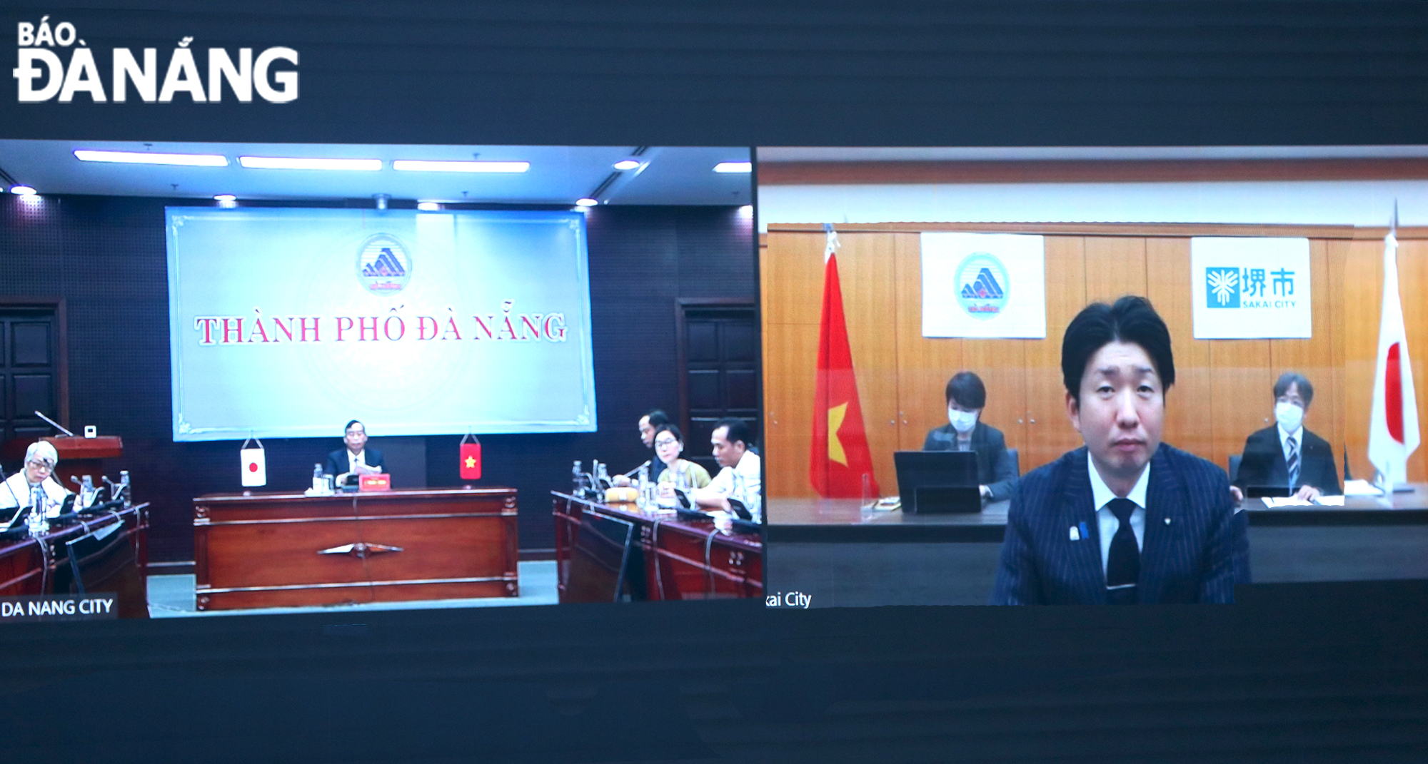 Da Nang People's Committee Chairman Le Trung Chinh (left) and Mayor of Sakai City (Japan) Nagafuji Hideki co-chaired an online working session on Wednesday morning. Photo: VAN HOANG