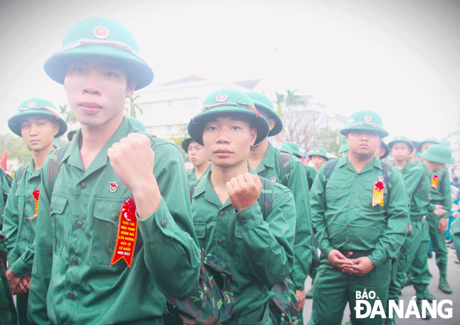 Hai anh em Nguyễn Văn Quốc (bìa trái) và Nguyễn Văn Huy (thứ hai, bên trái sang) cùng tình nguyện thực hiện nghĩa vụ quân sự năm 2023. Ảnh: N.Q