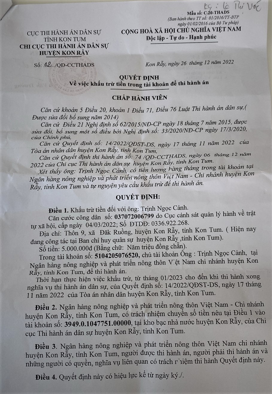 Quyết định của Chi cục Thi hành án dân sự huyện Kon Rẫy “về việc khấu trừ tiền từ trong tài khoản để thi hành án đối với ông Trịnh Ngọc Cảnh.  Ảnh: ĐẮC MẠNH