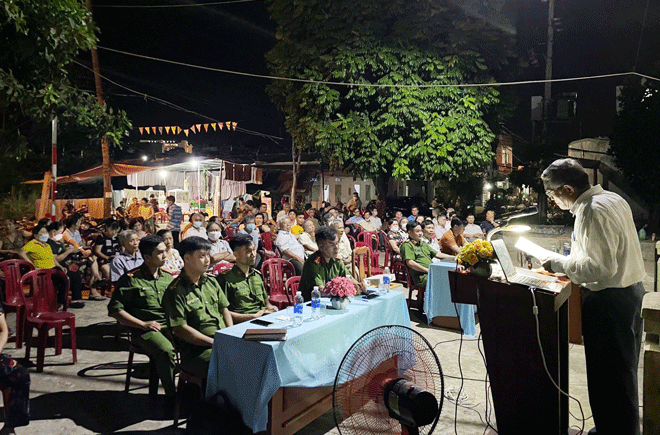 Người dân phường Hòa Khánh Bắc nghe tuyên truyền hướng dẫn kỹ năng phòng cháy chữa cháy.  Ảnh: Công an phường Hòa Khánh Bắc cung cấp