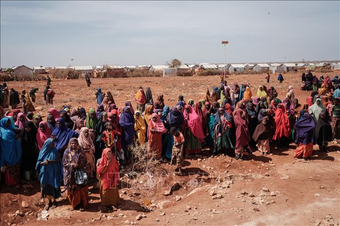 Người dân chờ nhận hàng viện trợ tại một trại tị nạn ở Baidoa, Somalia. Ảnh tư liệu:TTXVN