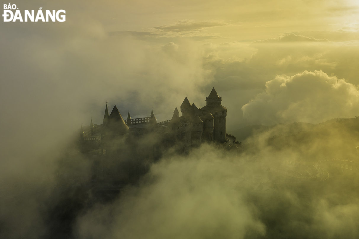 Những lâu đài mang phong cách châu Âu trên đỉnh núi lúc ẩn, lúc hiện trong mây đã mang đến vẻ đẹp mới cho Bà Nà. Ảnh: PHẠM PHÙNG.