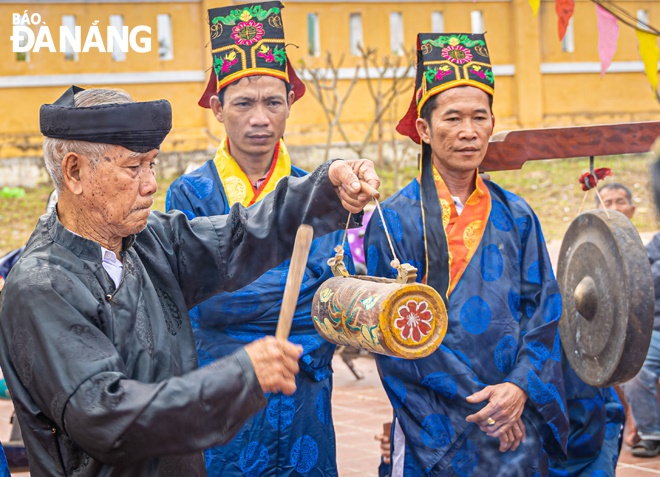 During the festival, rituals are held solemnly.