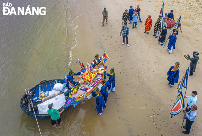 A ceremony to pray for peace held at the beach