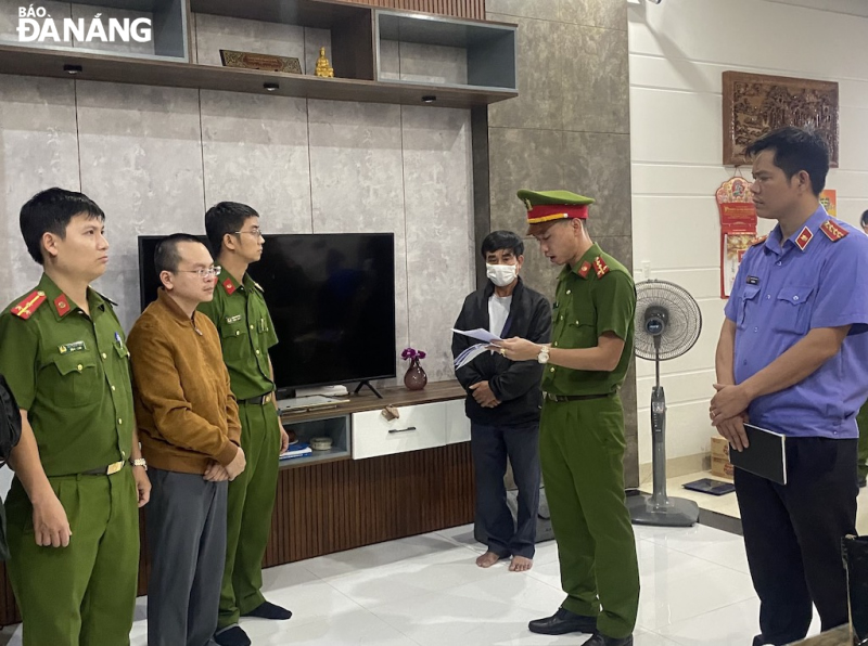 Cơ quan Cảnh sát điều tra, Công an thành phố tống đạt quyết định bắt tạm giam Hoàng Quang Huy (thứ 2, trái sang).