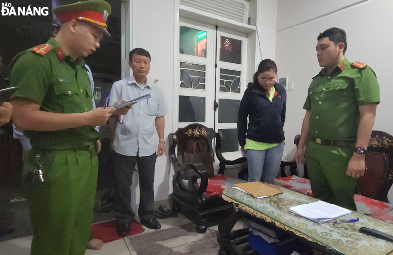 Cơ quan Cảnh sát điều tra, Công an thành phố tống đạt quyết định bắt Lâm Thị Hồng Tâm (thứ 2, phải sang).