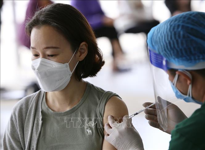 Tiêm vaccine phòng COVID-19 cho người dân. Ảnh: TTXVN